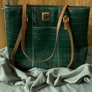 Dooney & Bourke green shoulder bag. Excellent condition